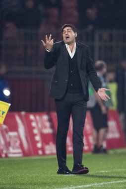 Monza, İtalya. 02-11-2024. U-Power Stadyumu. İtalyan Serisi A futbol şampiyonası 2024-25. Monza Milan 'a karşı 0-1. Paulo Fonseca, antrenör Milan, maç boyunca gergin..