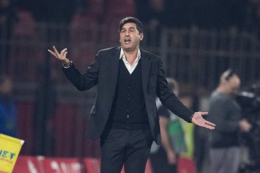 Monza, İtalya. 02-11-2024. U-Power Stadyumu. İtalyan Serisi A futbol şampiyonası 2024-25. Monza Milan 'a karşı 0-1. Paulo Fonseca, antrenör Milan, maç boyunca gergin..