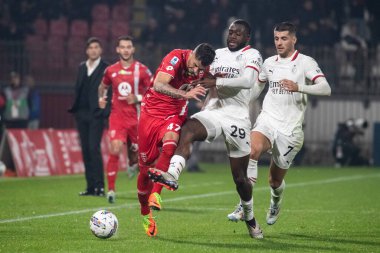 Monza, İtalya. 02-11-2024. U-Power Stadyumu. İtalyan Serisi A futbol şampiyonası 2024-25. Monza Milan 'a karşı 0-1. Dany Mota, Monza ve Youssouff Fofana, Milan, top için yarışın..