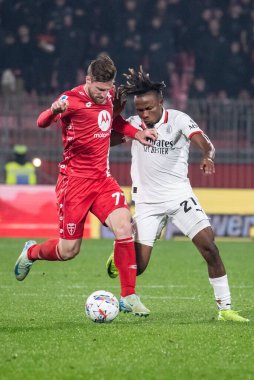 Monza, İtalya. 02-11-2024. U-Power Stadyumu. İtalyan Serisi A futbol şampiyonası 2024-25. Monza Milan 'a karşı 0-1. Samuel Chukwueze, Milan ve Georgios Kyriakopoulos, Monza, top için yarışın..