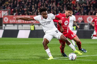 Monza, İtalya. 02-11-2024. U-Power Stadyumu. İtalyan Serisi A futbol şampiyonası 2024-25. Monza Milan 'a karşı 0-1. Samuel Chukwueze, Milan ve Andrea Carboni, Monza, top için yarışın..