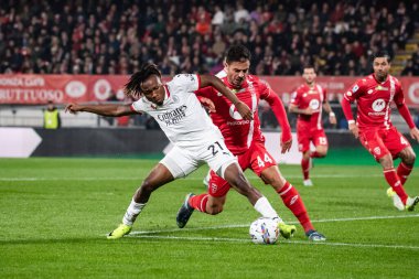 Monza, İtalya. 02-11-2024. U-Power Stadyumu. İtalyan Serisi A futbol şampiyonası 2024-25. Monza Milan 'a karşı 0-1. Samuel Chukwueze, Milan ve Andrea Carboni, Monza, top için yarışın..