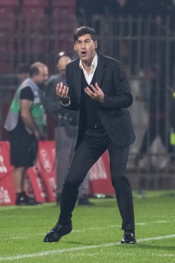 Monza, İtalya. 02-11-2024. U-Power Stadyumu. İtalyan Serisi A futbol şampiyonası 2024-25. Monza Milan 'a karşı 0-1. Paulo Fonseca, antrenör Milan, maç boyunca gergin..