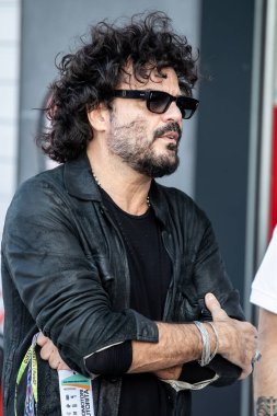 Misano Adriatico, Rimini. 21-22 Eylül 2024. Emilia-Romagna Gran Prix 'si. Francesco Renga, İtalyan şarkıcı, otlakta görülmüş..