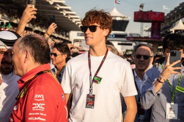 Yas Adası, Abu Dabi. 6-8 Aralık 2024. F1 Abu Dabi Grand Prix 'si. İtalyan tenisçi Jannik Sinner, başlangıç çizgisinde görüldü.