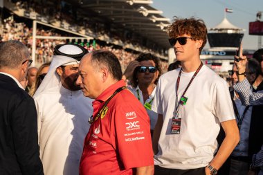 Yas Adası, Abu Dabi. 6-8 Aralık 2024. F1 Abu Dabi Grand Prix 'si. İtalyan tenisçi Jannik Sinner, başlangıç çizgisinde görüldü.