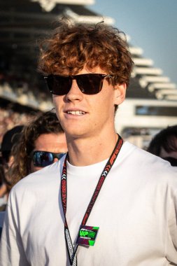 Yas Adası, Abu Dabi. 6-8 Aralık 2024. F1 Abu Dabi Grand Prix 'si. İtalyan tenisçi Jannik Sinner, başlangıç çizgisinde görüldü.