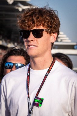Yas Adası, Abu Dabi. 6-8 Aralık 2024. F1 Abu Dabi Grand Prix 'si. İtalyan tenisçi Jannik Sinner, başlangıç çizgisinde görüldü.
