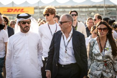 Yas Adası, Abu Dabi. 6-8 Aralık 2024. F1 Abu Dabi Grand Prix 'si. Mohammed Bin Sulayem, FIA Başkanı, tenis oyuncusu Jannik Sinner, Stefano Domenicali F1 Başkanı, başlangıç çizgisinde.