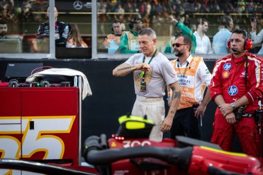 Yas Adası, Abu Dabi. 6-8 Aralık 2024. F1 Abu Dabi Grand Prix 'si. Yönetici Lapo Elkann, başlangıç ızgarasında görüldü.