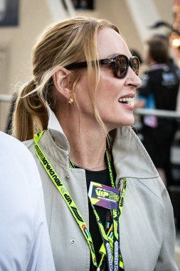 Yas Adası, Abu Dabi. 6-8 Aralık 2024. F1 Abu Dabi Grand Prix 'si. Çayırda görülen aktris Uma Thurman..
