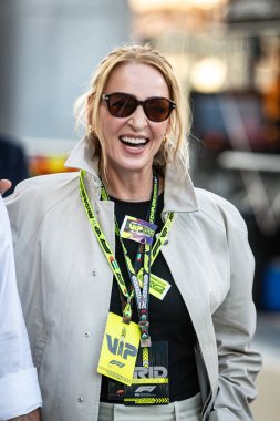 Yas Adası, Abu Dabi. 6-8 Aralık 2024. F1 Abu Dabi Grand Prix 'si. Çayırda görülen aktris Uma Thurman..