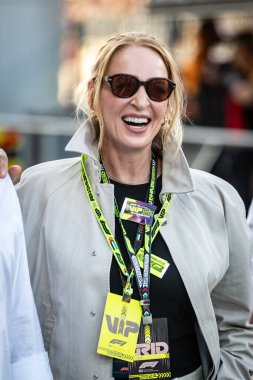 Yas Adası, Abu Dabi. 6-8 Aralık 2024. F1 Abu Dabi Grand Prix 'si. Çayırda görülen aktris Uma Thurman..