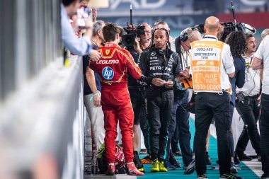 Yas Adası, Abu Dabi. 6-8 Aralık 2024. F1 Abu Dabi Grand Prix 'si. Lewis Hamilton, Mercedes, sonunda Mercedes 'le yarışıyor, Ferrari' nin bir sonraki takım arkadaşı Charles Leclerc 'le konuşuyor..