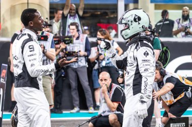 Yas Adası, Abu Dabi. 6-8 Aralık 2024. F1 Abu Dabi Grand Prix 'si. Oyuncular Brad Pitt ve Damson Idris, F1 filminin son sahneleri üzerinde çalışıyorlar..