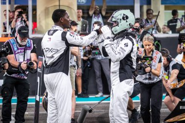 Yas Adası, Abu Dabi. 6-8 Aralık 2024. F1 Abu Dabi Grand Prix 'si. Oyuncular Brad Pitt ve Damson Idris, F1 filminin son sahneleri üzerinde çalışıyorlar..