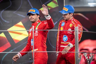 Yas Adası, Abu Dabi. 6-8 Aralık 2024. F1 Abu Dabi Grand Prix 'si. Carlos Sainz ve Charles Leclerc, Ferrari, podyumda ikinci..