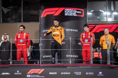 Yas Adası, Abu Dabi. 6-8 Aralık 2024. F1 Abu Dabi Grand Prix 'si. Lando Norris, Mclaren, yarış galibi, podyumda Carlos Sainz ve Charles Leclerc, Ferrari.