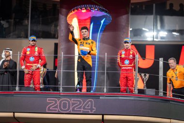 Yas Adası, Abu Dabi. 6-8 Aralık 2024. F1 Abu Dabi Grand Prix 'si. Lando Norris, Mclaren, yarış galibi, podyumda Carlos Sainz ve Charles Leclerc, Ferrari.