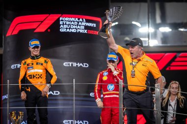 Yas Adası, Abu Dabi. 6-8 Aralık 2024. F1 Abu Dabi Grand Prix 'si. Zak Brown, CEO Mclaren Racing, kürsüde Constructor Dünya Şampiyonası zaferini kutluyor..