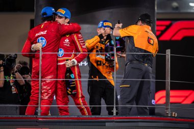 Yas Adası, Abu Dabi. 6-8 Aralık 2024. F1 Abu Dabi Grand Prix 'si. Carlos Sainz ve Charles Leclerc, Ferrari, ikinci ve üçüncü sırada.