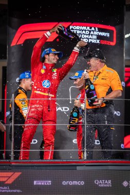 Yas Adası, Abu Dabi. 6-8 Aralık 2024. F1 Abu Dabi Grand Prix 'si. Zak Brown, CEO Mclaren Racing, kürsüde Constructor Dünya Şampiyonası zaferini kutluyor..