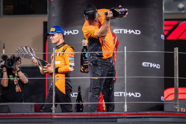 Yas Adası, Abu Dabi. 6-8 Aralık 2024. F1 Abu Dabi Grand Prix 'si. Zak Brown, CEO Mclaren Racing, kürsüde Constructor Dünya Şampiyonası zaferini kutluyor..