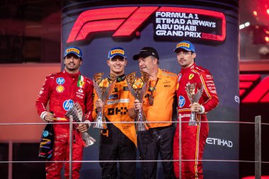 Yas Adası, Abu Dabi. 6-8 Aralık 2024. F1 Abu Dabi Grand Prix 'si. Norris, Sainz, Leclerc ve Zak Brown, CEO Mclaren Racing ile birlikte podyumda Constructor Dünya Şampiyonası 'nın zaferini kutluyorlar..
