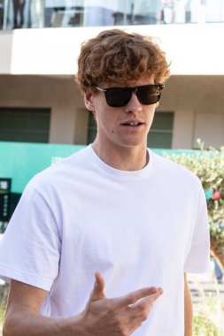 Yas Adası, Abu Dabi. 6-8 Aralık 2024. F1 Abu Dabi Grand Prix 'si. Jannik Sinner, İtalyan tenisçi, otlakta görülmüş..