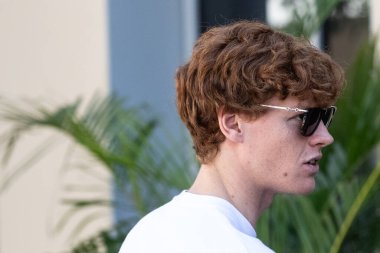 Yas Adası, Abu Dabi. 6-8 Aralık 2024. F1 Abu Dabi Grand Prix 'si. Jannik Sinner, İtalyan tenisçi, otlakta görülmüş..