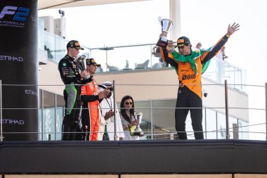 Yas Adası, Abu Dabi. 6-8 Aralık 2024. F1 Abu Dabi Grand Prix 'si. Gabriel Bortoleto, Brezilyalı, F2 Şampiyonu 2024, kutlama.