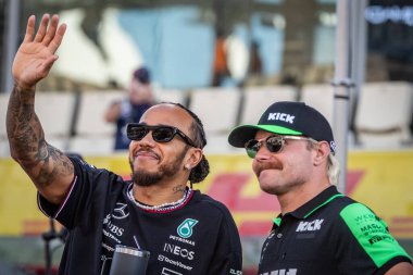 Yas Adası, Abu Dabi. 6-8 Aralık 2024. F1 Abu Dabi Grand Prix 'si. Lewis Hamilton ve Valtteri Bottas.