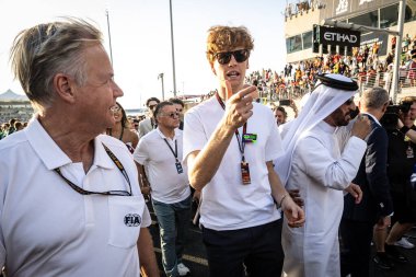 Yas Adası, Abu Dabi. 6-8 Aralık 2024. F1 Abu Dabi Grand Prix 'si. İtalyan tenisçi Jannik Sinner, başlangıç çizgisinde görüldü.