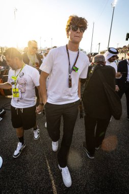 Yas Adası, Abu Dabi. 6-8 Aralık 2024. F1 Abu Dabi Grand Prix 'si. İtalyan tenisçi Jannik Sinner, başlangıç çizgisinde görüldü.