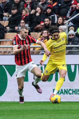 Milan, İtalya. 26 Ocak 2025. Giuseppe Meazza Stadyumu. İtalyan Serisi A Şampiyonası. Milan, Parma 'ya karşı 3-2. Strahinja Pavloviç, Milan ve Matteo Cancellieri, Parma, top için yarışın.