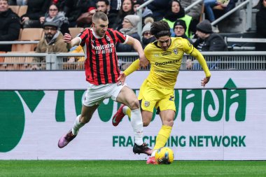 Milan, İtalya. 26 Ocak 2025. Giuseppe Meazza Stadyumu. İtalyan Serisi A Şampiyonası. Milan, Parma 'ya karşı 3-2. Strahinja Pavloviç, Milan ve Matteo Cancellieri, Parma, top için yarışın.