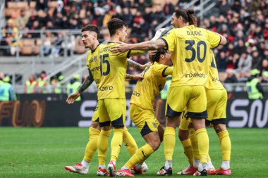 Milan, İtalya. 26 Ocak 2025. Giuseppe Meazza Stadyumu. İtalyan Serisi A Şampiyonası. Milan, Parma 'ya karşı 3-2. Matteo Cancellieri, Parma, skor 0-1 ve takım arkadaşlarıyla kutluyor.