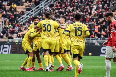 Milan, İtalya. 26 Ocak 2025. Giuseppe Meazza Stadyumu. İtalyan Serisi A Şampiyonası. Milan, Parma 'ya karşı 3-2. Matteo Cancellieri, Parma, skor 0-1 ve takım arkadaşlarıyla kutluyor.