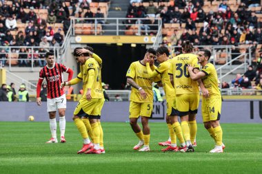 Milan, İtalya. 26 Ocak 2025. Giuseppe Meazza Stadyumu. İtalyan Serisi A Şampiyonası. Milan, Parma 'ya karşı 3-2. Matteo Cancellieri, Parma, skor 0-1 ve takım arkadaşlarıyla kutluyor.
