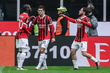 Milan, İtalya. 26 Ocak 2025. Giuseppe Meazza Stadyumu. İtalyan Serisi A Şampiyonası. Milan, Parma 'ya karşı 3-2. Christian Pulisiç ve Milan penaltı golünü attı ve takım arkadaşlarıyla kutluyor.