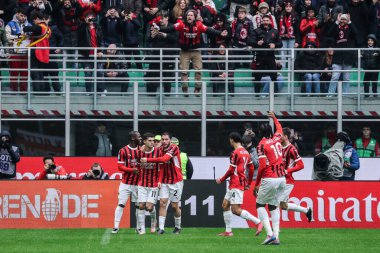 Milan, İtalya. 26 Ocak 2025. Giuseppe Meazza Stadyumu. İtalyan Serisi A Şampiyonası. Milan, Parma 'ya karşı 3-2. Christian Pulisiç ve Milan penaltı golünü attı ve takım arkadaşlarıyla kutluyor.
