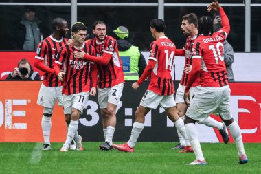 Milan, İtalya. 26 Ocak 2025. Giuseppe Meazza Stadyumu. İtalyan Serisi A Şampiyonası. Milan, Parma 'ya karşı 3-2. Christian Pulisiç ve Milan penaltı golünü attı ve takım arkadaşlarıyla kutluyor.