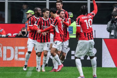 Milan, İtalya. 26 Ocak 2025. Giuseppe Meazza Stadyumu. İtalyan Serisi A Şampiyonası. Milan, Parma 'ya karşı 3-2. Christian Pulisiç ve Milan penaltı golünü attı ve takım arkadaşlarıyla kutluyor.