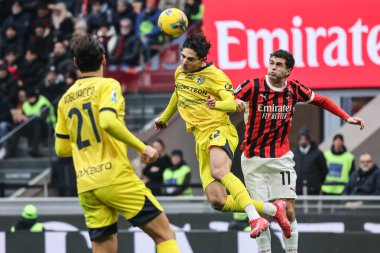 Milan, İtalya. 26 Ocak 2025. Giuseppe Meazza Stadyumu. İtalyan Serisi A Şampiyonası. Milan, Parma 'ya karşı 3-2. Matteo Cancellieri, Parma ve Christian Pulisiç, Milan, top için yarışın.