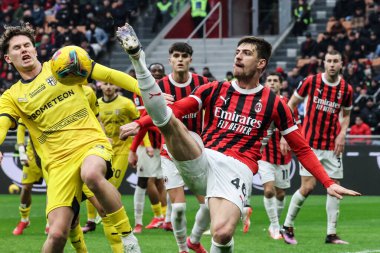 Milan, İtalya. 26 Ocak 2025. Giuseppe Meazza Stadyumu. İtalyan Serisi A Şampiyonası. Milan, Parma 'ya karşı 3-2. Matteo Gabbia, Milan, top için yarışın..