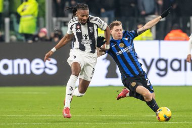 Torino, İtalya. 16 Şubat 2025. İtalyan Serisi A Futbol Şampiyonası. Juventus Inter 'e karşı. Khephren Thuram, Juventus ve Nicolo Barella, Inter, top için yarışın.