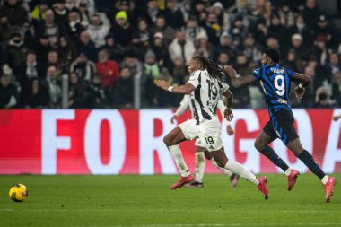 Torino, İtalya. 16 Şubat 2025. İtalyan Serisi A Futbol Şampiyonası. Juventus 'a karşı Inter 1-0. Khephren Thuram, Juventus, ardından kardeşi Marcus Thuram, Inter