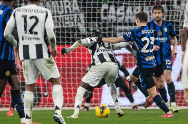 Torino, İtalya. 16 Şubat 2025. İtalyan Serisi A Futbol Şampiyonası. Juventus 'a karşı Inter 1-0. Randal Kolo Muani, Juventus, Conceicao 'ya yardım etmeden önce topu koruyor..