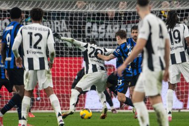 Torino, İtalya. 16 Şubat 2025. İtalyan Serisi A Futbol Şampiyonası. Juventus 'a karşı Inter 1-0. Randal Kolo Muani, Juventus, Conceicao 'ya yardım etmeden önce topu koruyor..