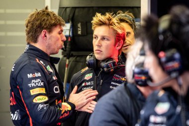 Sakhir, Bahreyn. 26-28 Şubat 2025. FIA F1 Dünya Şampiyonası 2025. Sezon Öncesi Testi. Max Verstappen ve Liam Lawson, Red Bull.